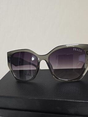 Women's Gray Gradient Cat-Eye Sunglasses with Dark Gradient Lenses
